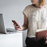 Traducción de calidad (que definiremos en próximos artículos) es sinónimo de comunicación eficaz y esta última lo es de mayores beneficios. Por ello, subestimar la importancia de una comunicación óptima puede acarrear consecuencias tan sorprendentes como desastrosas. Son innumerables los casos en que una mala traducción, en la mayoría de los casos no realizada por profesionales, ha tenido consecuencias nefastas desde el punto de vista económico o legal. Por desgracia, el consumidor de traducciones no está entrenado (gran parte de responsabilidad recae en los propios profesionales de la traducción) y le cuesta distinguir un buen servicio de uno que no lo es tanto. A modo de metáfora, podríamos decir que las traducciones, al ojo inexperto, son como los zapatos: a primera vista todos pueden parecen buenos y cómodos; sin embargo, si no lo son, serán suficientes varias semanas para notar cómo aquellos zapatos tan aparentemente buenos, bonitos y baratos empiezan a destrozarnos los pies y a romperse por todos lados. Con las traducciones sucede algo similar: solo el ojo experimentado puede identificar un servicio de traducción de calidad que nos ahorre sobresaltos futuros. Una vez comprendido que la comunicación es vital para el éxito de las empresas u organizaciones, el siguiente paso es reconocer la necesidad de invertir en ello. Las opciones, por supuesto, son varias: La primera opción considerada suele corresponderse con la alternativa in-house, bien a través de becarios expresamente contratados con la confianza de que hayan aprovechado bien sus 6 meses de Erasmus, bien a través de los propios trabajadores de la empresa (aumentando sus tareas y por ende reduciendo su productividad), o bien, en el caso de aquellas empresas de mayor tamaño, presupuesto… y valor, creando un departamento de traducción ad hoc. La segunda opción es externalizar los servicios de traducción (outsourcing), ya sea a un traductor freelance o a una empresa de traducción. Las ventajas y desventajas de una y otra opción dependen de las necesidades particulares de cada empresa. Sin embargo, por la experiencia acumulada considero que encargar las tareas esporádicas de traducción a trabajadores de la propia empresa suele ser la decisión menos acertada: no son profesionales de la traducción (esto debería bastar como argumento) y estarían dejando de hacer lo que realmente tienen y saben hacer. Como bien rezan en inglés: “Do what you do best and outsource the rest”. La creación de un departamento o equipo de traducción específico suele ser una alternativa solo para las grandes empresas. Los costes en personal (traductores y correctores en varios idiomas), equipamiento de software y sus respectivas licencias, la formación que se le proporcionará al personal contratado son desmesurados y los niveles de calidad esperados pueden tardar en alcanzarse. Recurrir a un traductor freelance es una de las alternativas más comunes y económicas, si bien acertar con este tipo de profesionales es a veces cuestión de suerte. No resulta fácil que un único traductor sea competente en más de dos idiomas y en dos o tres especialidades (a lo sumo). Por supuesto, hay profesionales que ofrecen un servicio de gran calidad. Esta alternativa puede ser interesante para empresas con necesidades de traducción puntuales y limitadas a pocos idiomas. Desde el punto de vista de la calidad, seguridad y profesionalidad en el servicio, la opción de una empresa de traducción es sin duda la acertada. . En un principio, los costes pueden parecer altos, pero constituye una opción más sencilla y rentable que crear un equipo de traducción. Desafortunadamente existen agencias de traducción que son meros intermediarios entre el traductor freelance y el cliente final, y que se dedican casi exclusivamente a llevarse el beneficio, olvidándose por completo de aportar valor añadido al servicio mediante la implementación del proceso de calidad que se les presupone. Las ventajas de las empresas profesionales de traducción son múltiples: cuentan con traductores experimentados especializados en diversos sectores, revisores y correctores con excelencia lingüística, todos ellos seleccionados exhaustivamente; llevan a cabo un proceso de calidad que incluye varias fases (pretraducción, traducción, revisión, corrección, final check), creación de glosarios, memorias de traducción, guías de estilo para garantizar la coherencia terminológica; garantías ofrecidas; tecnologías usadas; flexibilidad, menor coste, etc. Si entiende que la comunicación es un valor esencial para el éxito de su empresa, entenderá que la única manera de invertir en ello es confiando en aquellos profesionales de la traducción que mejor se adapten a sus necesidades. Por tanto: deberá reconocer la importancia de la comunicación, identificar cuáles son sus necesidades de traducción, decida qué opción se adapta más a ellas: in-house o outsourcing, estudie las alternativas y elija su proveedor.