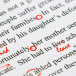 El objetivo de esta serie de artículos es arrojar un poco de luz sobre una tarea tan desconocida como esencial dentro del proceso de trabajo de un proyecto de traducción: la revisión. Se trata de un término sorprendentemente ambiguo e indefinido incluso para los profesionales del sector. Definición del término revisión De forma breve, con revisión (en inglés: editing, checking o reviewing) se hace referencia a la fase del proceso de traducción en la que se corrigen los errores y/o se mejora la calidad de la traducción, comparando el texto original con el texto meta. Esta fase es realizada por un profesional diferente a quien se ocupa de la traducción. Por el contrario, en la fase de corrección (en inglés: proofreading), denominada “revisión unilingüe” por Horguelin y Brunette en su libro Pratique de la révision (1998), se revisa el texto traducido sin comparar en ningún momento la traducción con el texto original. Ninguno de estos dos conceptos debe confundirse con la “autorrevisión” (de la que habla nuestra compañera Isabel Cutillas en La revisión: el yang de la traducción), que se corresponde con la tarea obligada que cada traductor debe realizar tras sus propias traducciones. La secuencia general es o debería ser: traducción, revisión y corrección. Una vez conocidos los conceptos, nos preguntamos: ¿Es la revisión de la traducción un servicio complementario ofrecido por las empresas como valor añadido al producto? ¿O es una parte inherente de la traducción? Papel de la revisión en los procesos de calidad El papel de la revisión como procedimiento estándar para garantizar la calidad en los procesos de traducción es indudable. Sin embargo, su importancia varía según de qué sistema de calidad se trate. En algunos casos (por ejemplo, la norma alemana DIN 2345 o la norma LISA QA Model), su uso es obligatorio dentro del proceso de calidad. En otros (por ejemplo, el Centro de Traducción de los Órganos de la UE), no lo es siempre. Existen otros procedimientos para garantizar la calidad de la traducción. Los más utilizados son: la revisión parcial (revisión de muestras seleccionadas al azar) y la lectura completa del texto traducido. Sin duda, la revisión ofrece las mejores garantías de calidad y reducción de riesgos. Fases del proceso de revisión En todo proceso de traducción debe existir un encargo de revisión en el que se establezcan las instrucciones que el revisor debe seguir en todo momento (tipo y grado de revisión, parámetros, etc.). Dicho encargo no responde a una tipología estándar, sino que varía enormemente según el caso. Antes de proceder con la revisión en sí, resulta imprescindible realizar una lectura parcial de la traducción para conocer la pertinencia y rentabilidad de llevarla a cabo. En caso de no ser rentable (por la baja calidad de la traducción), habría que retraducir el texto original. Una vez que se decide realizar la revisión, esta debería incluir, al menos, las siguientes tareas: Revisión del contenido: con la ayuda de los programas TAO (traducción asistida por ordenador), el revisor debe garantizar la correcta traducción de todo el contenido. Debe asegurarse de que sus cambios o mejoras respondan en todo momento a las instrucciones del encargo de revisión. Homogeneización terminológica: ya que en muchos casos la traducción ha sido realizada por varios traductores a la vez, el revisor deberá llevar a cabo la homogeneización terminológica, en estricto cumplimiento del encargo de revisión y de los posibles glosarios, guías de estilo o cualquier otro material de referencia indicados en el encargo. Esta tarea a veces queda relegada a la fase siguiente de corrección. Lectura final de verificación: tras la revisión y la homogeneización terminológica, el revisor deberá realizar (preferiblemente sobre papel) una lectura final del texto traducido para garantizar la correcta fluidez en la redacción. Esta tarea a veces queda relegada a la fase siguiente de corrección. No incluimos aquí aquellas tareas básicas que el revisor debe realizar: corrección ortográfica, de dobles espacios, etc., así como el uso de cualquier otra herramienta informática que pudiera ser de ayuda en la revisión. El objetivo de la revisión debe ser corregir los errores. Si el número de errores es demasiado alto o el revisor es demasiado “atrevido”, la revisión pasa a convertirse en “retraducción”, lo que implica más tiempo, más trabajo y más dinero, tanto para la agencia de traducción como para el cliente.