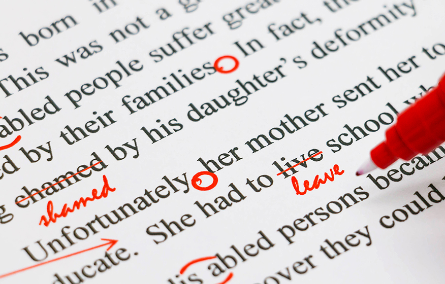 El objetivo de esta serie de artículos es arrojar un poco de luz sobre una tarea tan desconocida como esencial dentro del proceso de trabajo de un proyecto de traducción: la revisión. Se trata de un término sorprendentemente ambiguo e indefinido incluso para los profesionales del sector. Definición del término revisión De forma breve, con revisión (en inglés: editing, checking o reviewing) se hace referencia a la fase del proceso de traducción en la que se corrigen los errores y/o se mejora la calidad de la traducción, comparando el texto original con el texto meta. Esta fase es realizada por un profesional diferente a quien se ocupa de la traducción. Por el contrario, en la fase de corrección (en inglés: proofreading), denominada “revisión unilingüe” por Horguelin y Brunette en su libro Pratique de la révision (1998), se revisa el texto traducido sin comparar en ningún momento la traducción con el texto original. Ninguno de estos dos conceptos debe confundirse con la “autorrevisión” (de la que habla nuestra compañera Isabel Cutillas en La revisión: el yang de la traducción), que se corresponde con la tarea obligada que cada traductor debe realizar tras sus propias traducciones. La secuencia general es o debería ser: traducción, revisión y corrección. Una vez conocidos los conceptos, nos preguntamos: ¿Es la revisión de la traducción un servicio complementario ofrecido por las empresas como valor añadido al producto? ¿O es una parte inherente de la traducción? Papel de la revisión en los procesos de calidad El papel de la revisión como procedimiento estándar para garantizar la calidad en los procesos de traducción es indudable. Sin embargo, su importancia varía según de qué sistema de calidad se trate. En algunos casos (por ejemplo, la norma alemana DIN 2345 o la norma LISA QA Model), su uso es obligatorio dentro del proceso de calidad. En otros (por ejemplo, el Centro de Traducción de los Órganos de la UE), no lo es siempre. Existen otros procedimientos para garantizar la calidad de la traducción. Los más utilizados son: la revisión parcial (revisión de muestras seleccionadas al azar) y la lectura completa del texto traducido. Sin duda, la revisión ofrece las mejores garantías de calidad y reducción de riesgos. Fases del proceso de revisión En todo proceso de traducción debe existir un encargo de revisión en el que se establezcan las instrucciones que el revisor debe seguir en todo momento (tipo y grado de revisión, parámetros, etc.). Dicho encargo no responde a una tipología estándar, sino que varía enormemente según el caso. Antes de proceder con la revisión en sí, resulta imprescindible realizar una lectura parcial de la traducción para conocer la pertinencia y rentabilidad de llevarla a cabo. En caso de no ser rentable (por la baja calidad de la traducción), habría que retraducir el texto original. Una vez que se decide realizar la revisión, esta debería incluir, al menos, las siguientes tareas: Revisión del contenido: con la ayuda de los programas TAO (traducción asistida por ordenador), el revisor debe garantizar la correcta traducción de todo el contenido. Debe asegurarse de que sus cambios o mejoras respondan en todo momento a las instrucciones del encargo de revisión. Homogeneización terminológica: ya que en muchos casos la traducción ha sido realizada por varios traductores a la vez, el revisor deberá llevar a cabo la homogeneización terminológica, en estricto cumplimiento del encargo de revisión y de los posibles glosarios, guías de estilo o cualquier otro material de referencia indicados en el encargo. Esta tarea a veces queda relegada a la fase siguiente de corrección. Lectura final de verificación: tras la revisión y la homogeneización terminológica, el revisor deberá realizar (preferiblemente sobre papel) una lectura final del texto traducido para garantizar la correcta fluidez en la redacción. Esta tarea a veces queda relegada a la fase siguiente de corrección. No incluimos aquí aquellas tareas básicas que el revisor debe realizar: corrección ortográfica, de dobles espacios, etc., así como el uso de cualquier otra herramienta informática que pudiera ser de ayuda en la revisión. El objetivo de la revisión debe ser corregir los errores. Si el número de errores es demasiado alto o el revisor es demasiado “atrevido”, la revisión pasa a convertirse en “retraducción”, lo que implica más tiempo, más trabajo y más dinero, tanto para la agencia de traducción como para el cliente.